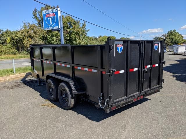 Grand classique bleu gros camion semi truck avec protection de grille  pare-choc et couverts chargement sur remorque à plateau en bois pont à  travers la rivière Columbia Photo Stock - Alamy